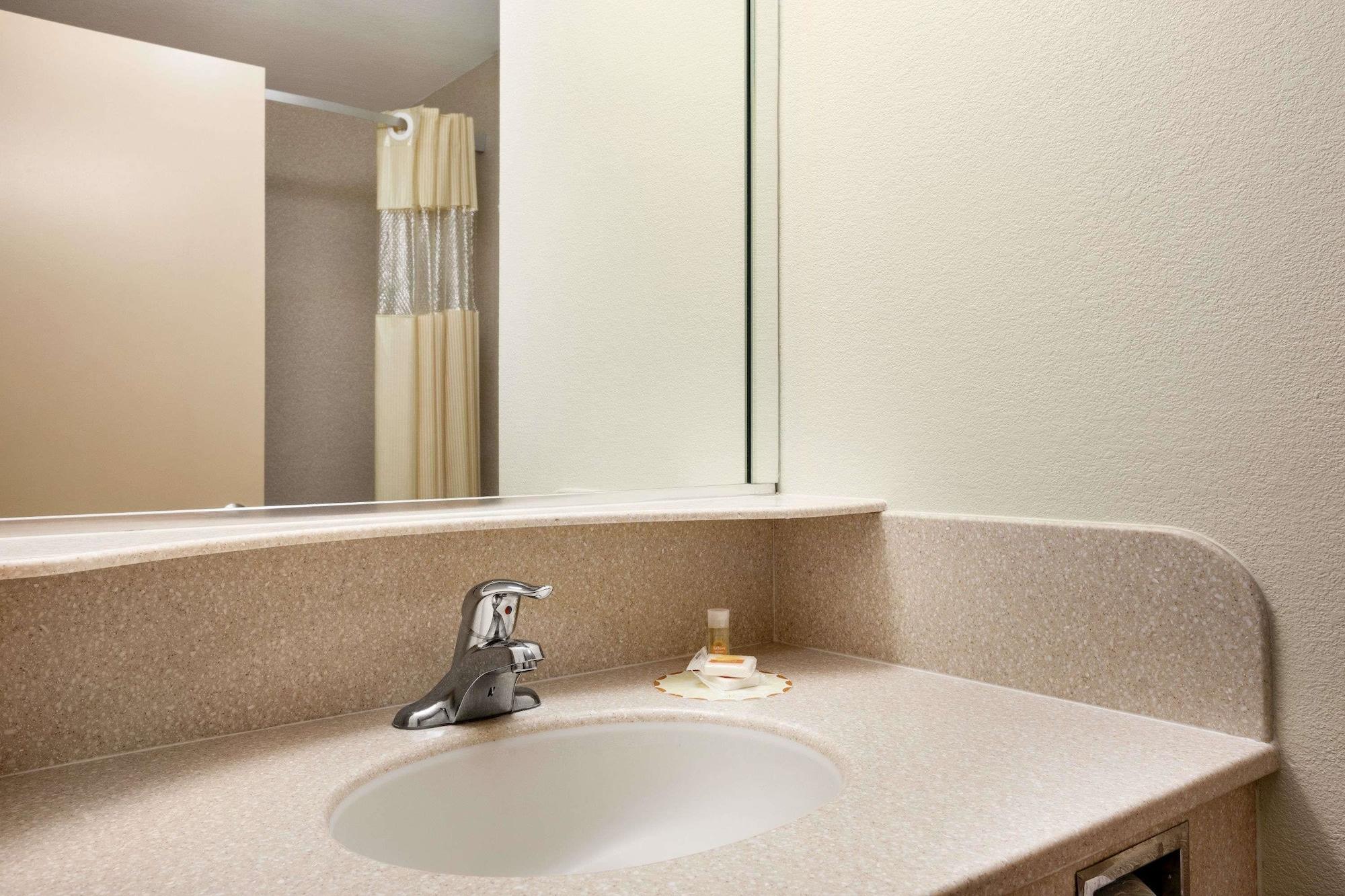 Econo Lodge Woodbridge Iselin Eksteriør billede