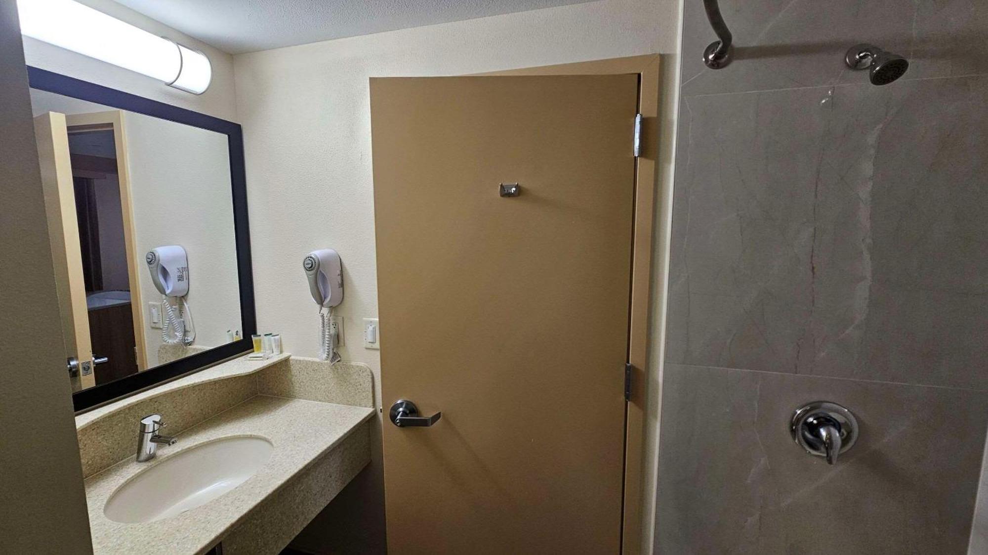 Econo Lodge Woodbridge Iselin Eksteriør billede